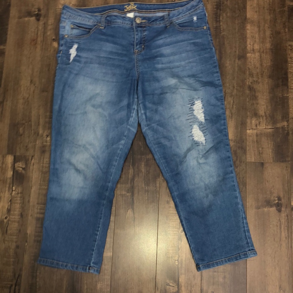 Capri Ripped Jeans